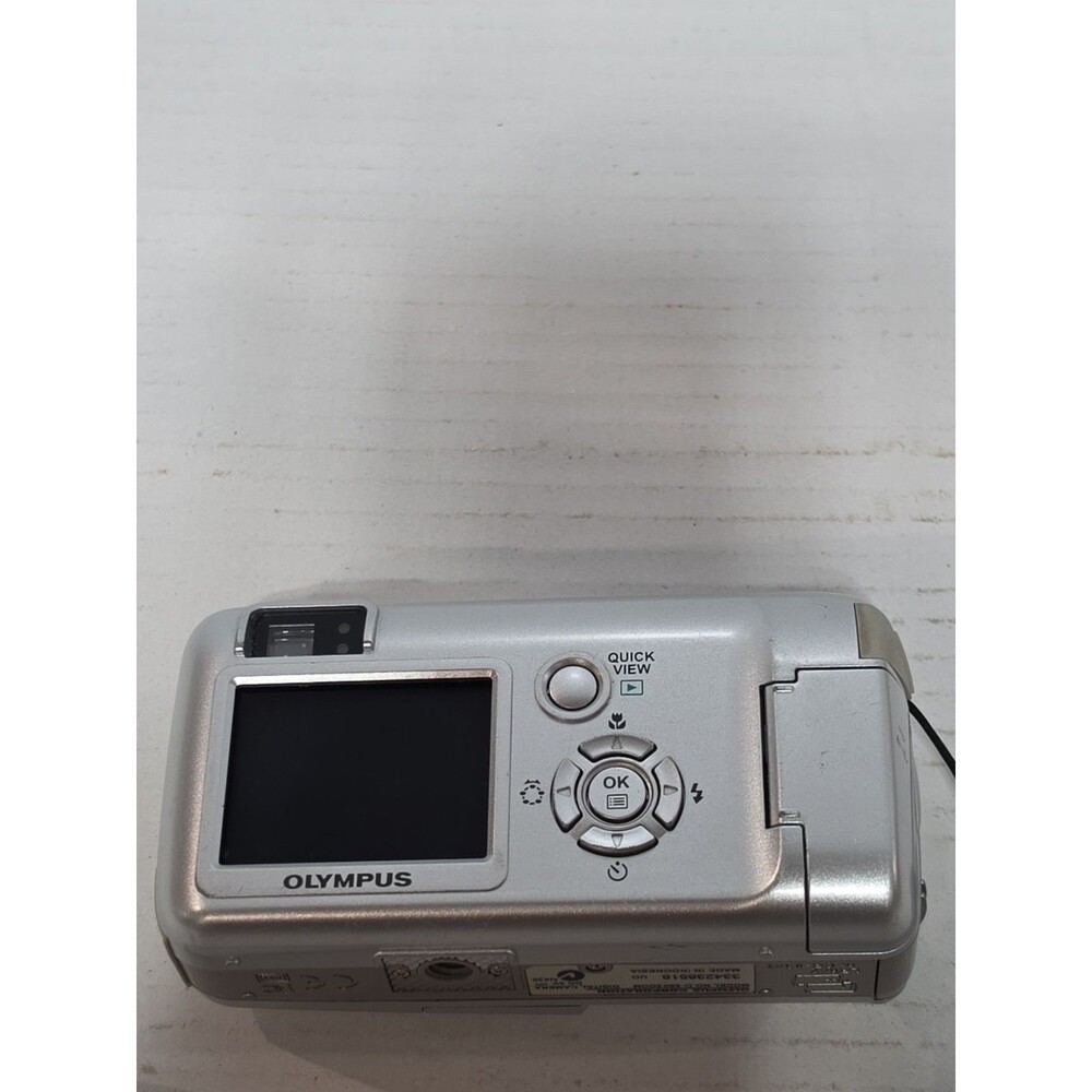 Olympus Camedia D-580 4MP Silver 1.8″ LCD 3x Optical Zoom Compact Digital Camera - Picture 3 of 9